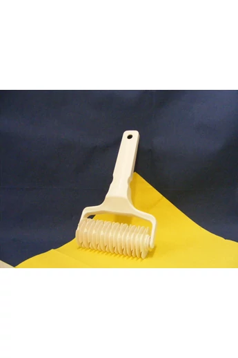 Tészta rácsozó muanyag nyéllel muanyag kerekekkel 4 cm kerék átméro 12 cs szélességben Tészta rácsozó muanyag nyéllel muanyag kerekekkel 4 cm kerék átméro 12 cs szélességben