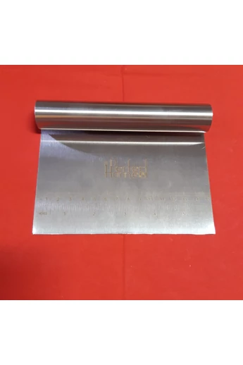 Tésztakaparó fém 12 x 15 cm visszahajtott fém nyéllel, méretjelöléssel /tésztavágó-osztó/