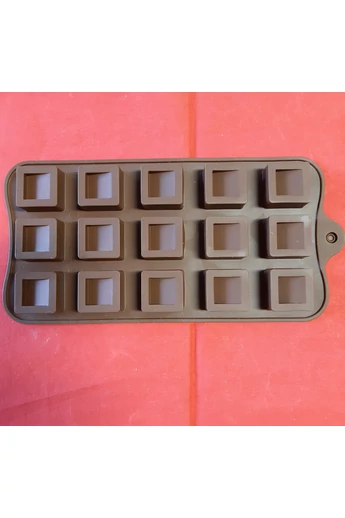 Szilikon bonbon forma : féloldalasan mélyített kocka, 15 db-os,  2,4x2,4 cm. Szilikon bonbon forma : féloldalasan mélyített kocka, 15 db-os,  2,4x2,4 cm.