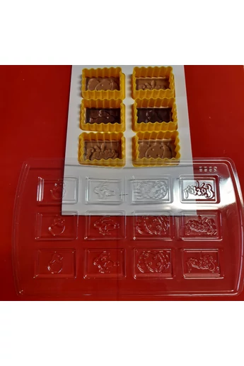 Műanyag kiszúró :  keksz forma 6 db. + 12 db. húsvéti mintás csokikiöntő